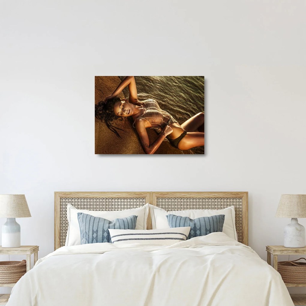 Sklenený obraz ženy ležiacej na pláži (70x50 cm)