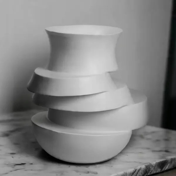 Váza 38x33x36 cm živica/biela