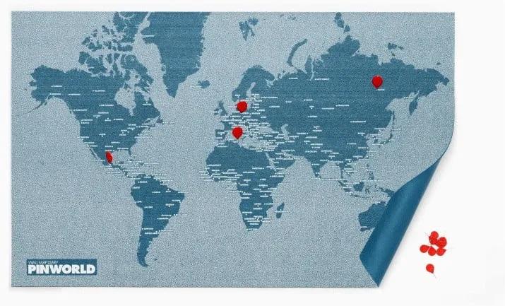 Modrá nástenná mapa Palomar Pin World, 126 × 68 cm