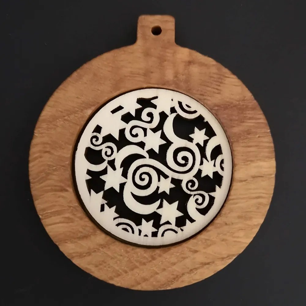 AMADEA Drevená ozdoba z masívu s vkladom - guľa s ornamentom 8 cm