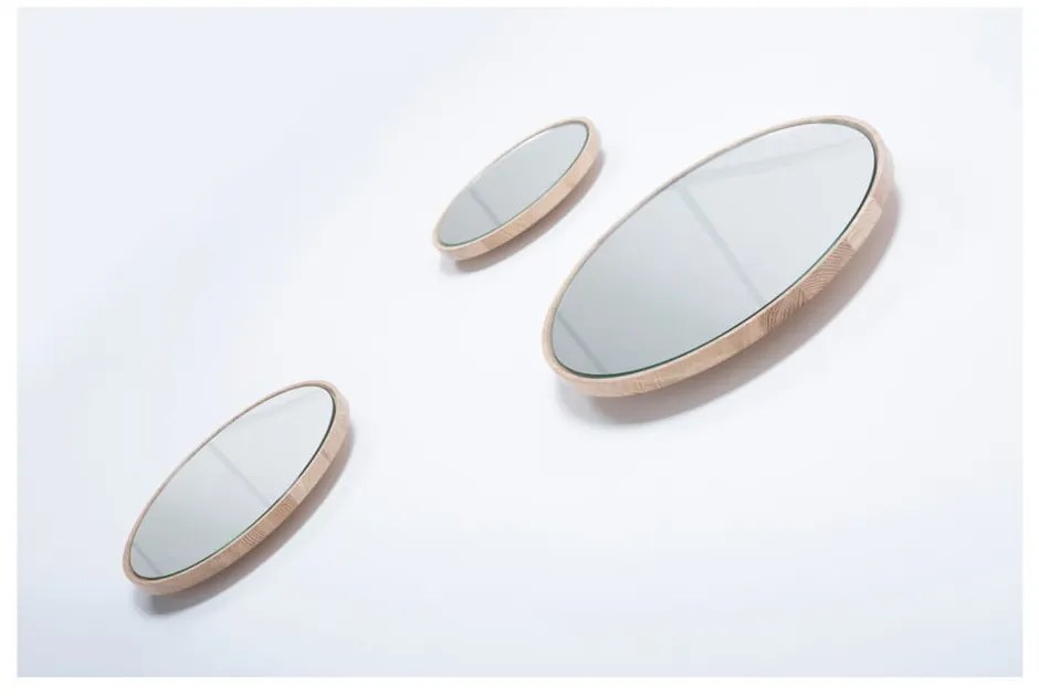 Nástenné zrkadlo s rámom z masívneho dubového dreva Gazzda Look, ⌀ 32 cm