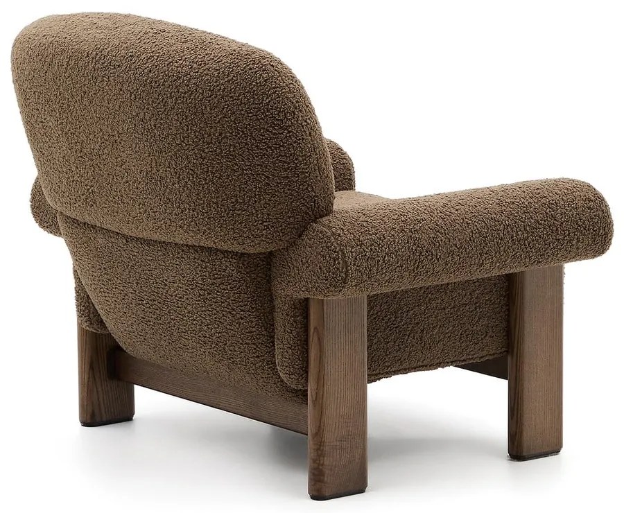 Hnedé kreslo z textílie buklé Nema – Kave Home