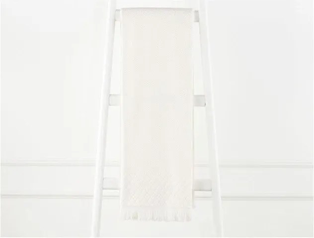 Krémovobiely bavlnený uterák Madame Coco Eleanor, 70 × 140 cm