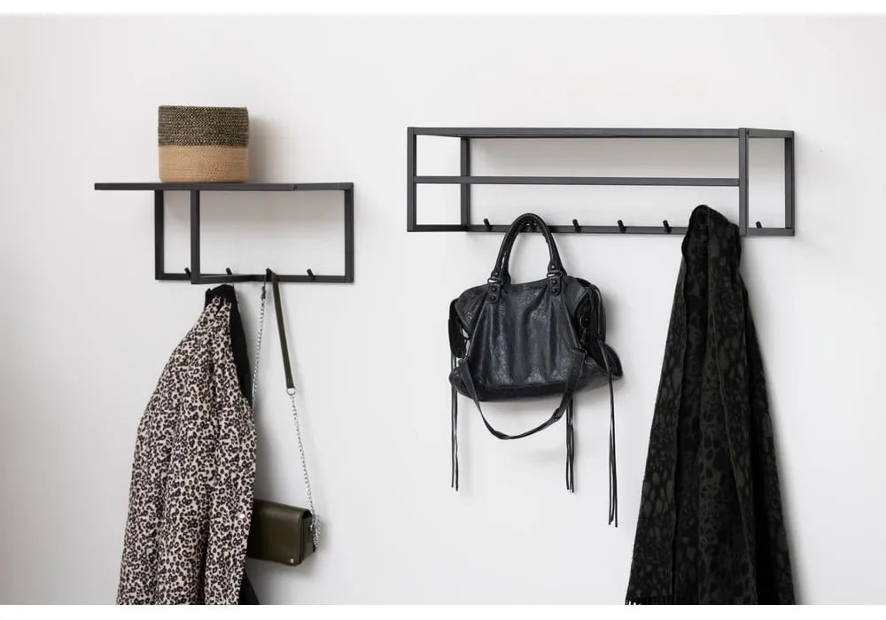 Nástenný vešiak v dekore duba s poličkou v čierno-prírodnej farbe Seaford – Actona