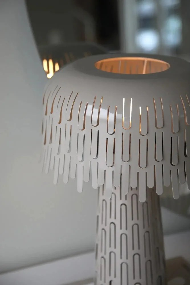 Sivobéžová stolová lampa s kovovým tienidlom (výška 38 cm) Verbera – Markslöjd