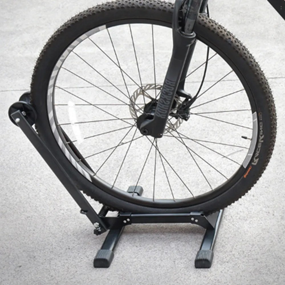 Skladací stojan na uskladnenie bicyklov