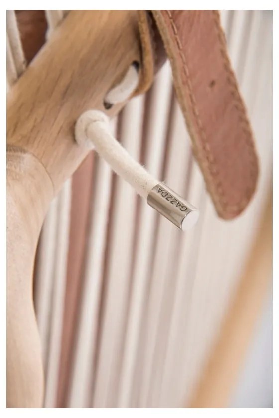 Kreslo s konštrukciou z masívneho dubového dreva a koňakovohnedým sedadlom z byvolej kože Gazzda Dedo