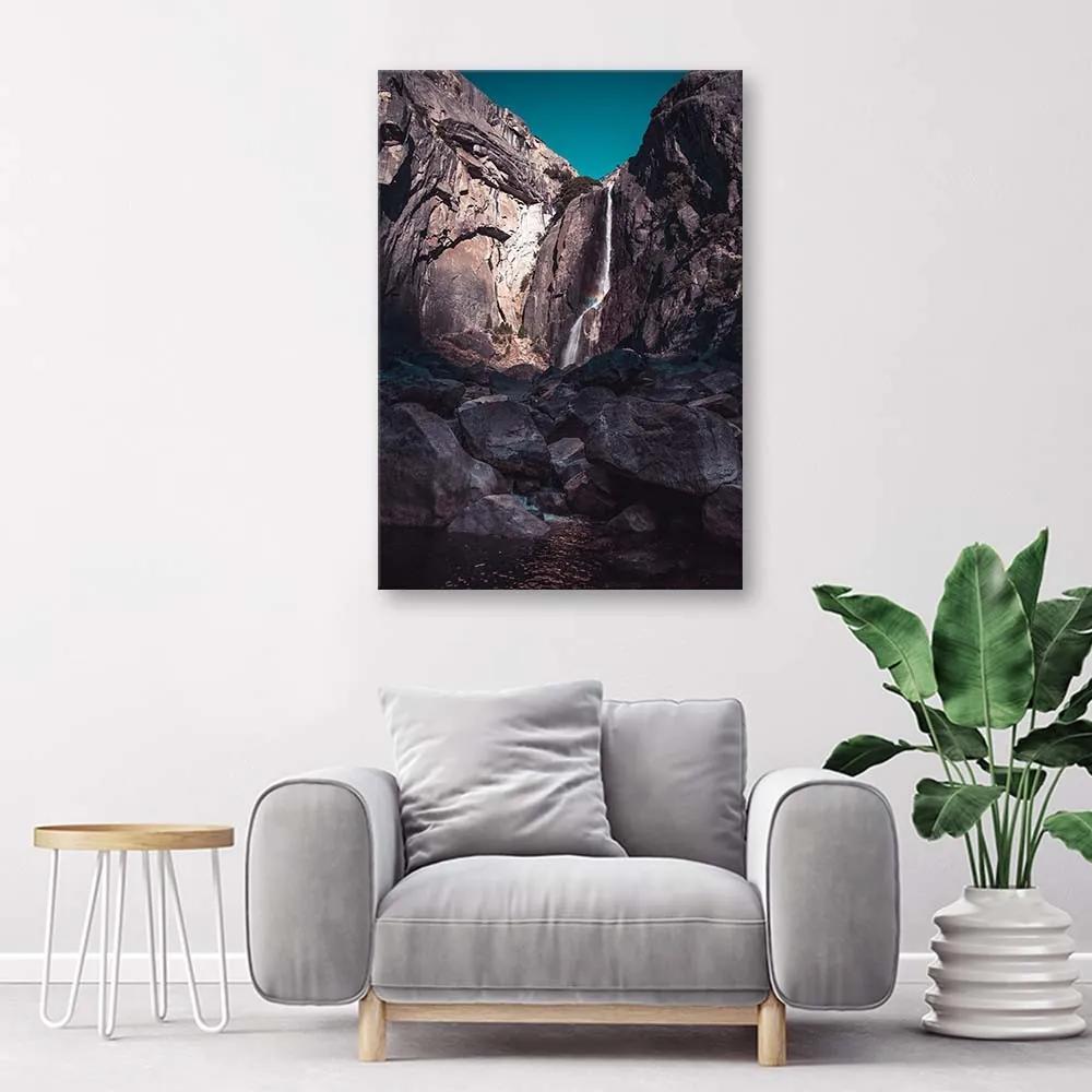 Gario Obraz na plátne Vodopád medzi vysokými skalami Rozmery: 40 x 60 cm