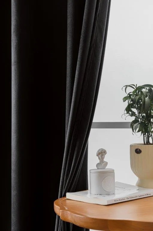 Čierny zatemňovací záves VELVET 140x250 cm Zavesenie: Kovové krúžky