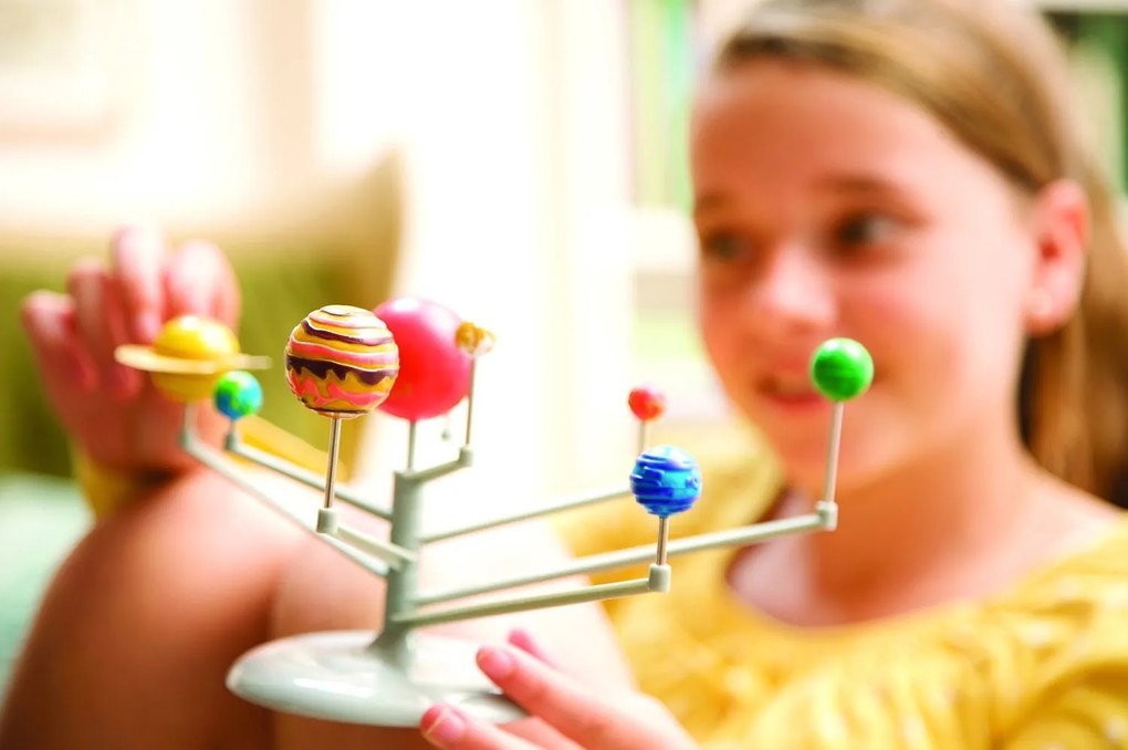 Model slnečnej sústavy - svietiaci v tme