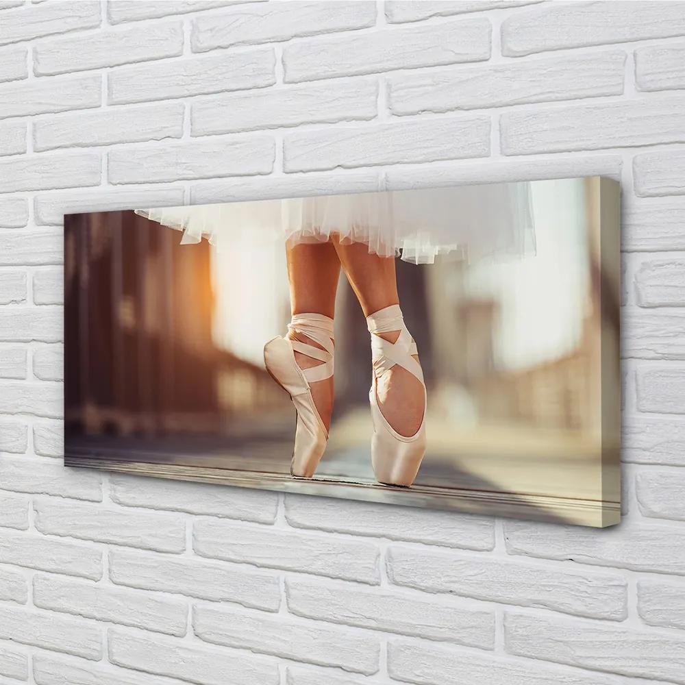 Obraz canvas Biele baletné topánky ženské nohy 125x50 cm
