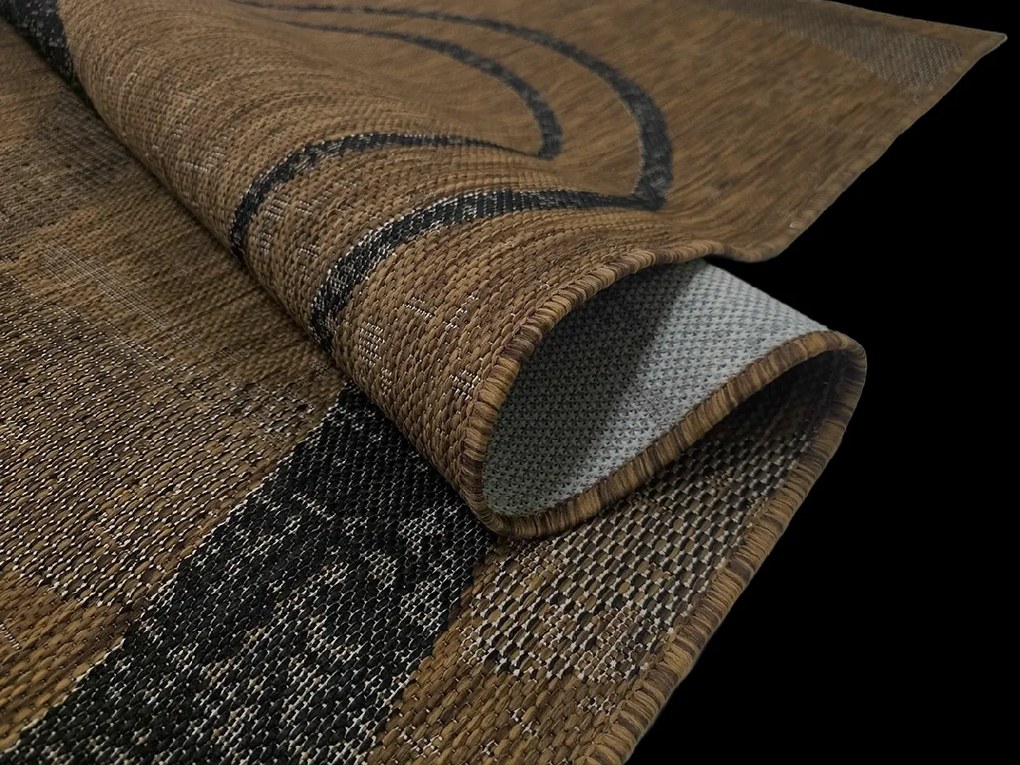 Koberec Eqos 0003 BROWN – hnedý obdĺžnik s geometrickým vzorom Rozmer: 140x190 cm