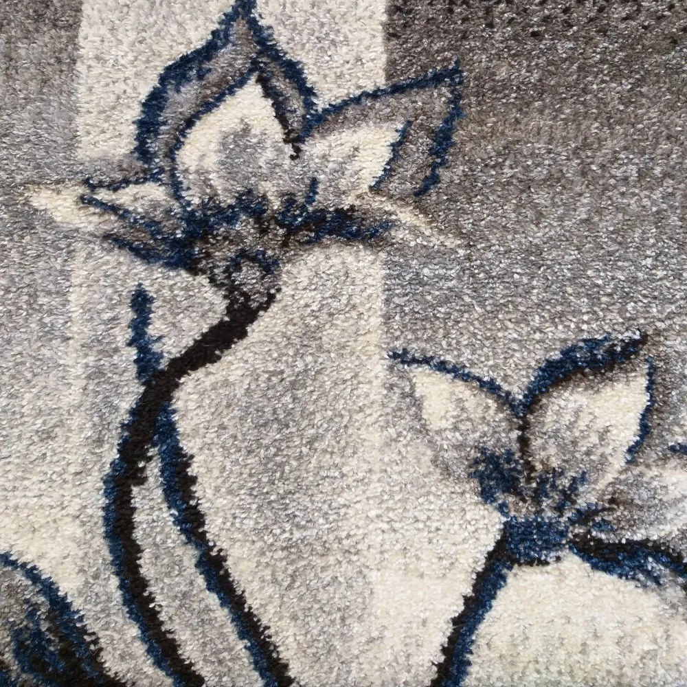 Krásny koberec do obývačky s motívom kvetov