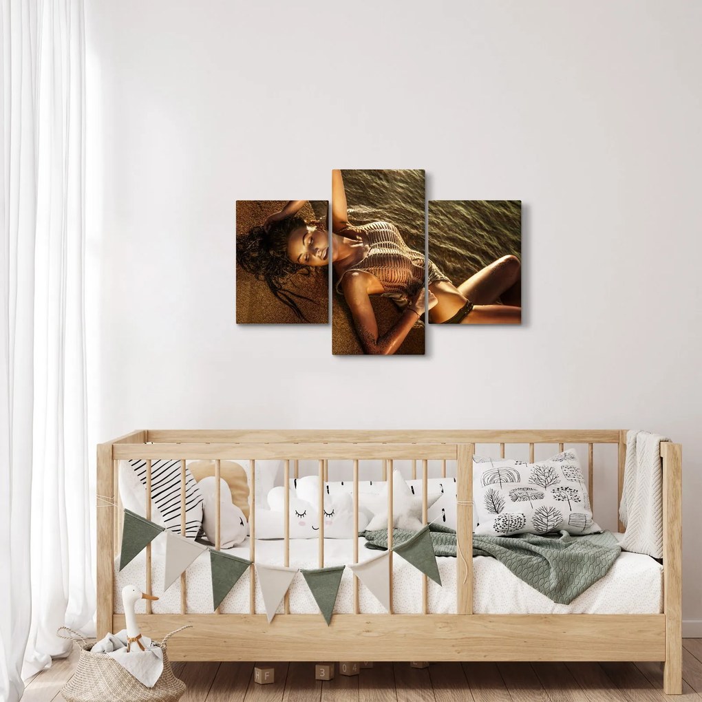 Obraz ženy ležiacej na pláži (90x60 cm)