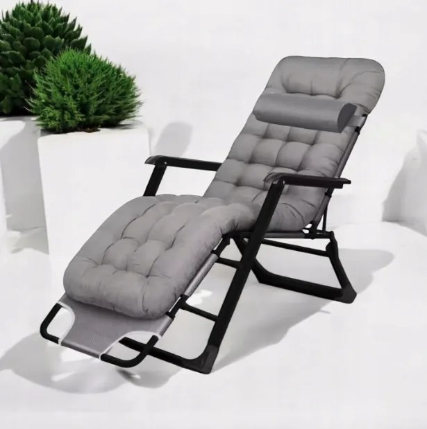 Záhradné lehátko s čiernym rámom a vankúšom sivá