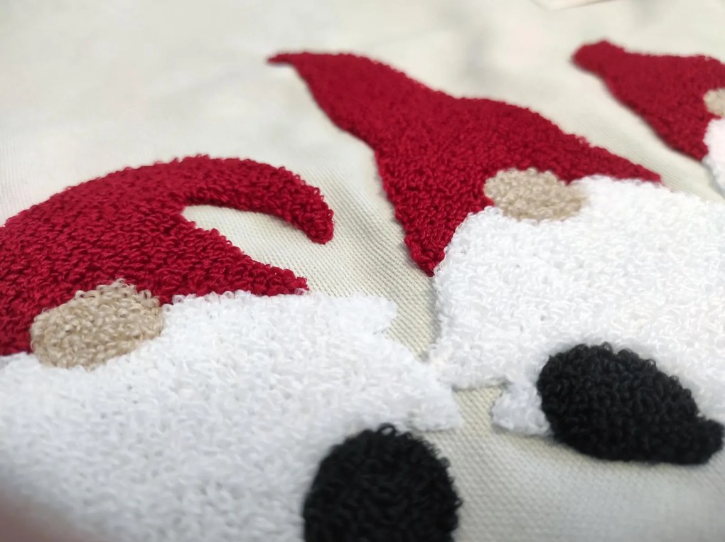 Vianočná 3D obliečka na vankúš CHRISTMAS - 3 škriatkovia 45x45 cm - šedý/červený/biely