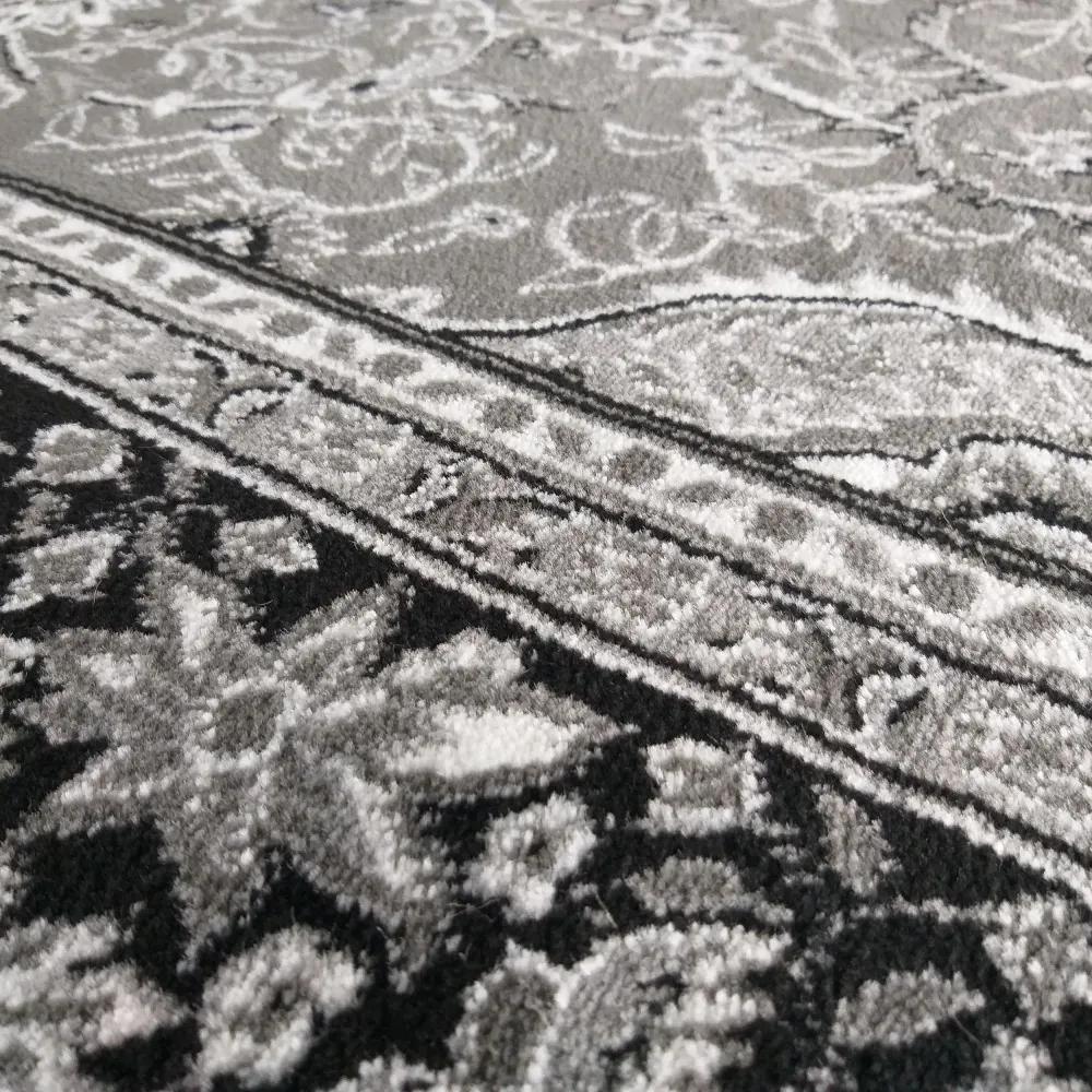 Sivý koberec s ornamentmi mandala