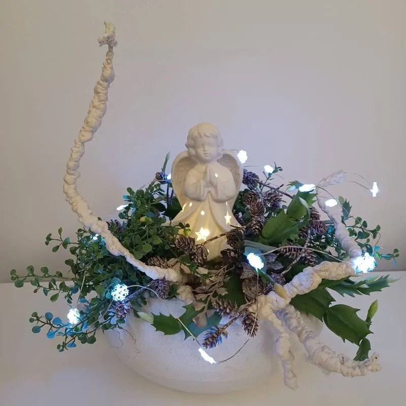 DECOLED Keramický andílek modlící se, 9,3 x 7,6 x 14,9 cm, teple bílá, 2xLR44