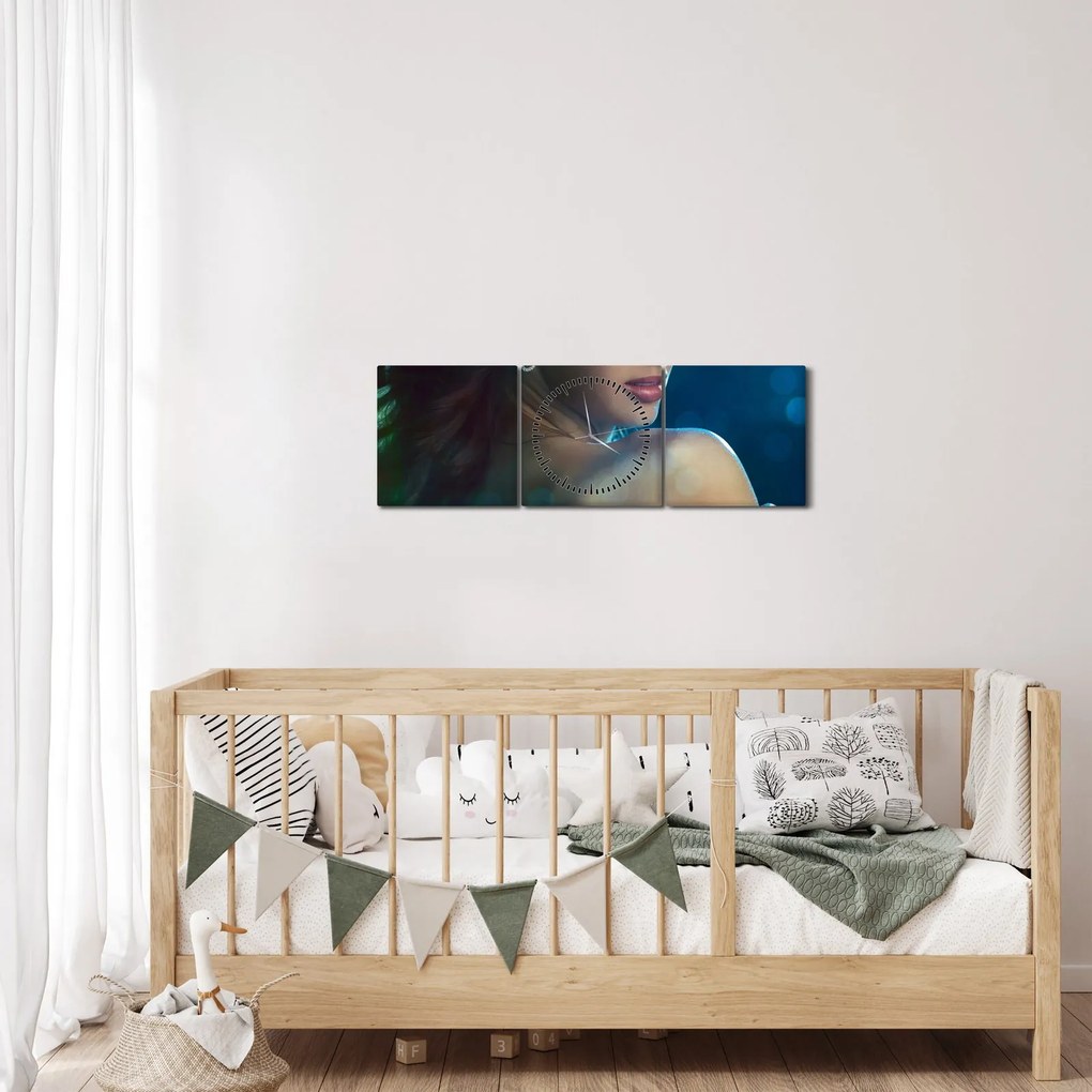 Obraz - Pohľad mladej ženy (s hodinami) (90x30 cm)