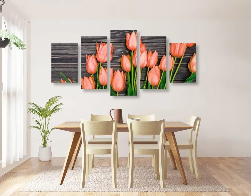 5-dielny obraz očarujúce oranžové tulipány na drevenom podklade