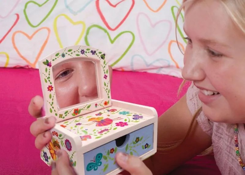 Výroba a maľovanie - kozmetická truhlička