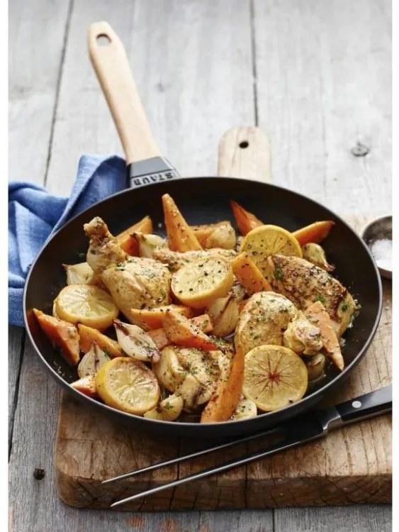 STAUB Panvica na vyprážanie 26 cm s drevenou rukoväťou čierna