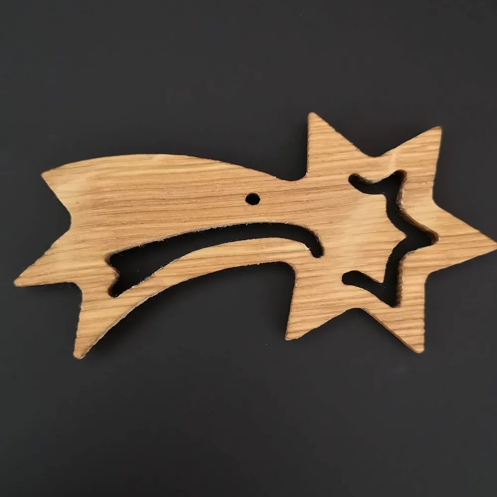 AMADEA Drevená ozdoba z masívu prerezávaná - kométa 8 cm