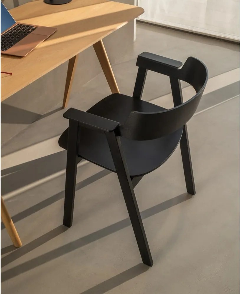 Čierna jedálenská stolička s podrúčkami z dubového dreva Flip – Gazzda