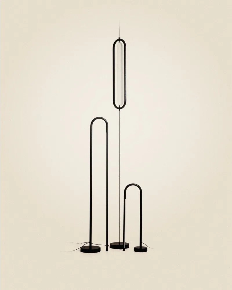 Čierna LED stojacia lampa (výška 300 cm) Bow – Kave Home