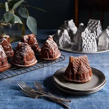 Nordic Ware Hliníková forma na 6 mini báboviek Cozy Village Pan