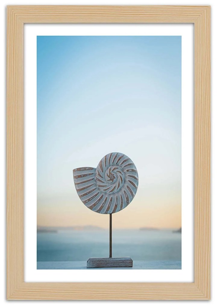 Gario Plagát Postava mušle na pozadí mora Farba rámu: Bez rámu, Rozmery: 30 x 45 cm