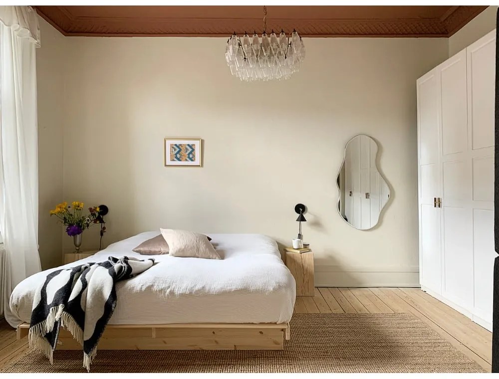 Dvojlôžková posteľ z borovicového dreva 180x200 cm – Karup Design