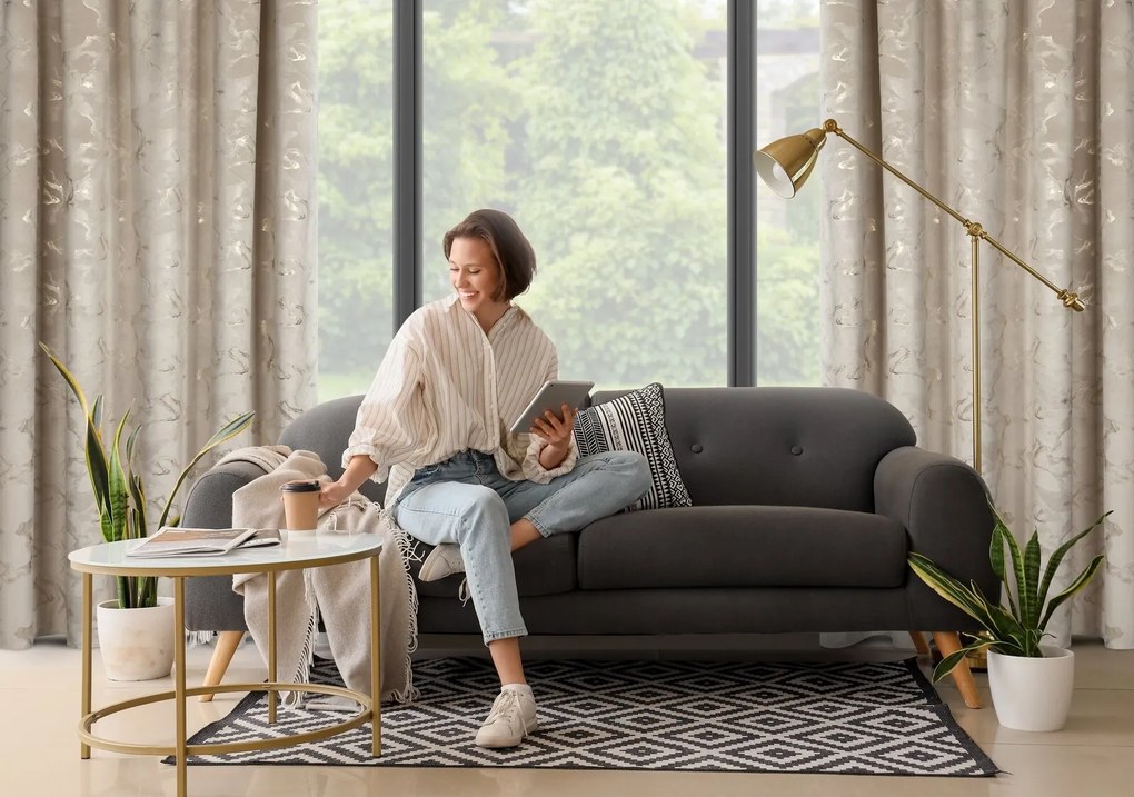 ZATEMŇOVACÍ ZÁVES NA PÁSKE RAJA 140X270 CM VZOROVANÁ