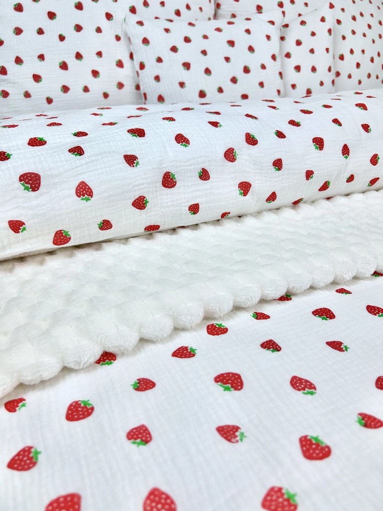 Letné mušelínové obliečky Jahody 140x200 – ovocné, priedušné, 100 % bavlna, ideálne pre deti