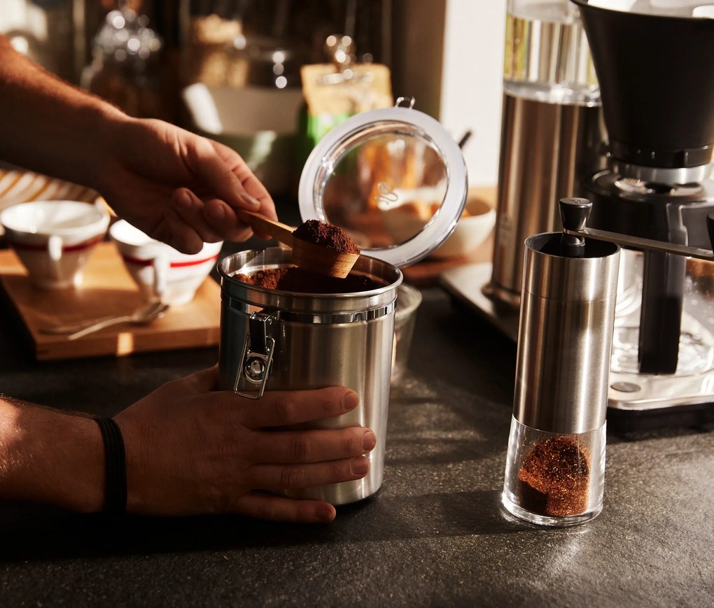 Ručný mlynček na kávu, strieborný