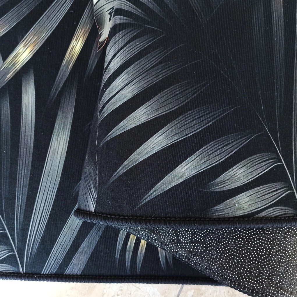 DY Čierno-zlatý koberec s motívom listov Black N 06 Rozmer: 160x220 cm