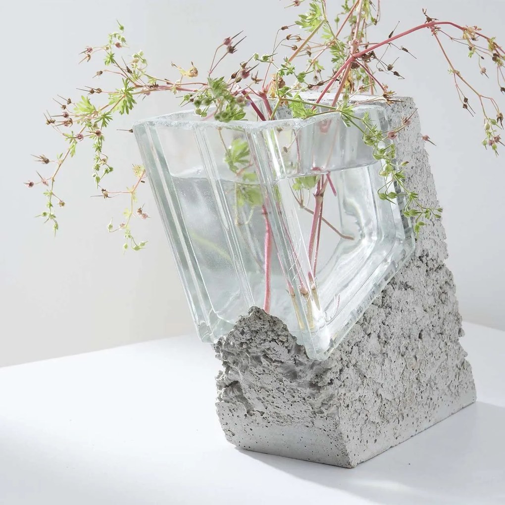PRASKLO Umelecká váza Skew Glass Brick 20 × 21 × 8 cm
