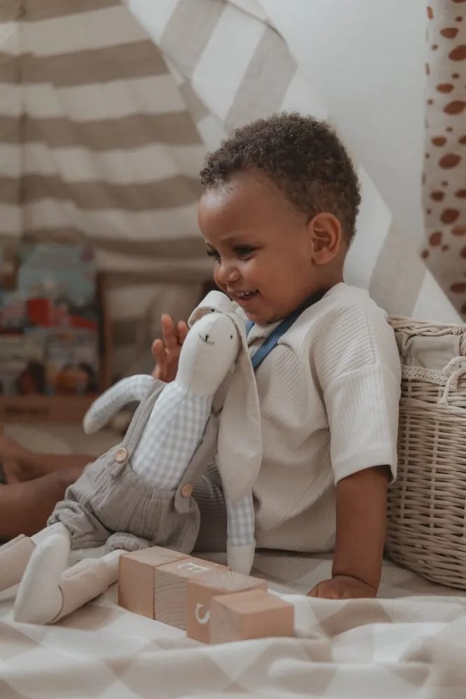 Plyšový králik v šedom s menom dieťaťa