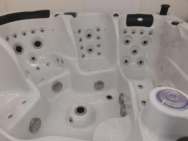 Akrylátová vírivka Ultimate - vystavený model mramorovo-biela so šedou bočnicou