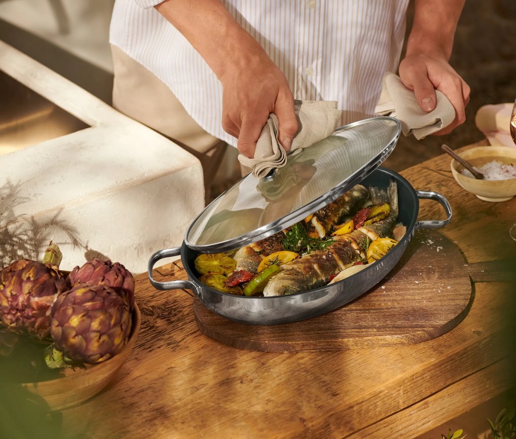Panvica z ušľachtilej ocele určená na servírovanie a prípravu rýb