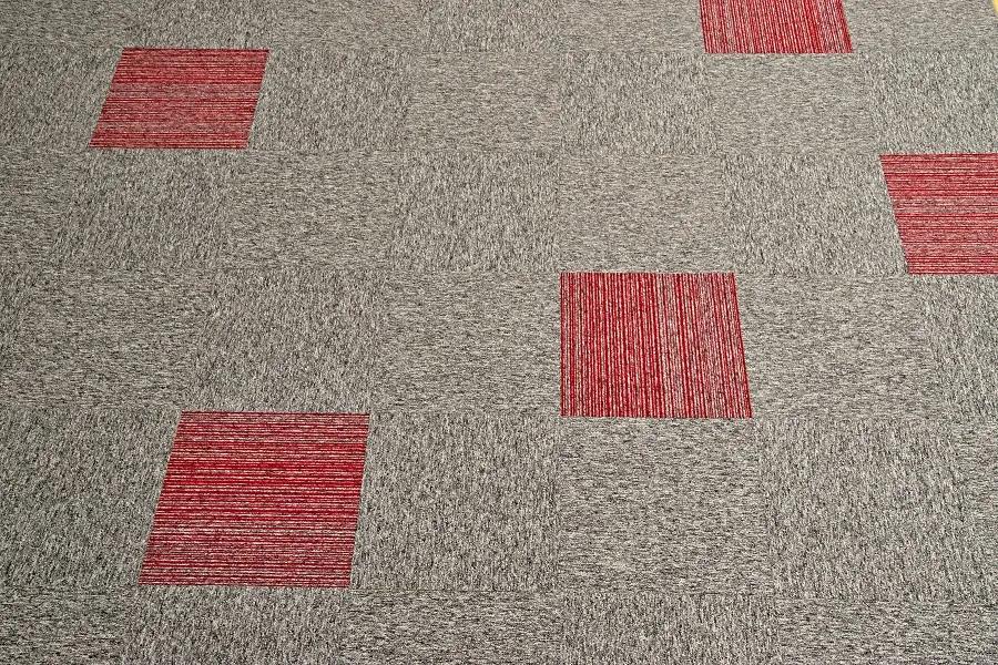 Tapibel Kobercový štvorec Coral Lines 60380-50 červeno-šedý - 50x50 cm