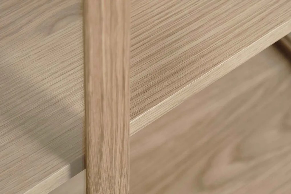 Dizajnová vitrína Dallan 140 cm prírodný dub