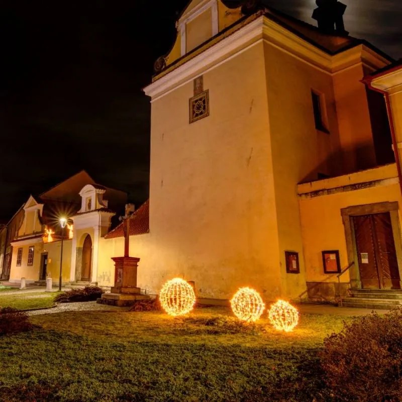 Svetelná guľa LED, teplá biela, priemer 60 cm, čierny kábel