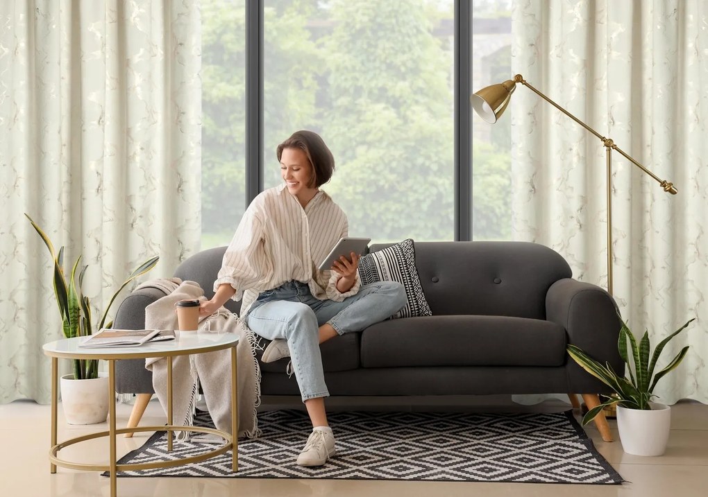 ZATEMŇOVACÍ ZÁVES NA PÁSKE RAJA 140X270 CM VZOROVANÁ