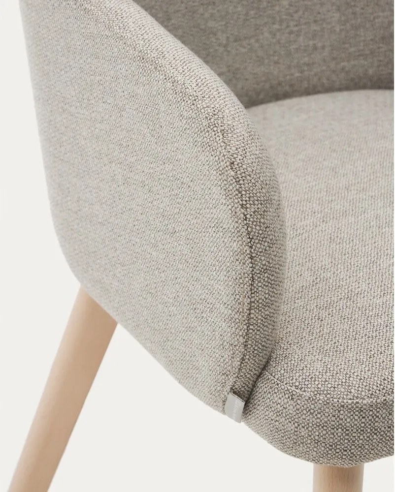 Béžové čalúnené jedálenské kreslo s podrúčkami Nelida – Kave Home