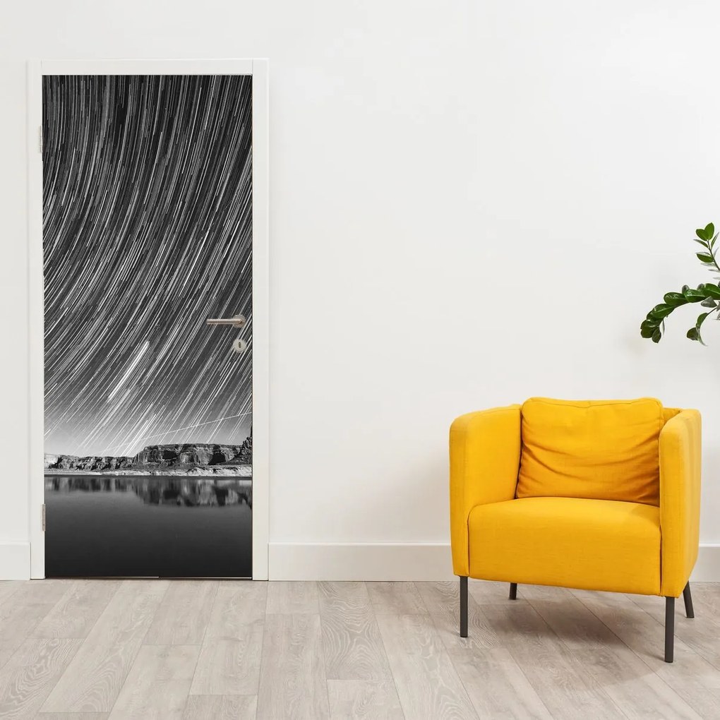 Fototapeta na dvere - Čiernobiela hviezdna obloha (95x205cm)