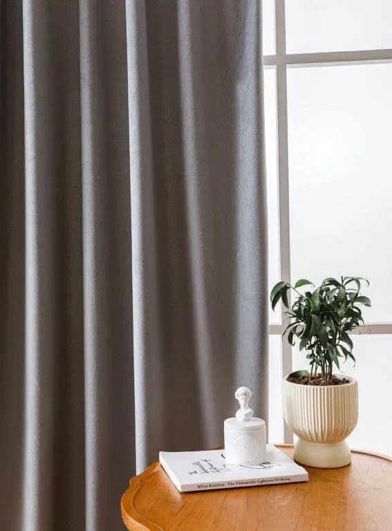 Svetlosivý zatemňovací záves VELVET 140x250 cm Zavesenie: Kovové krúžky
