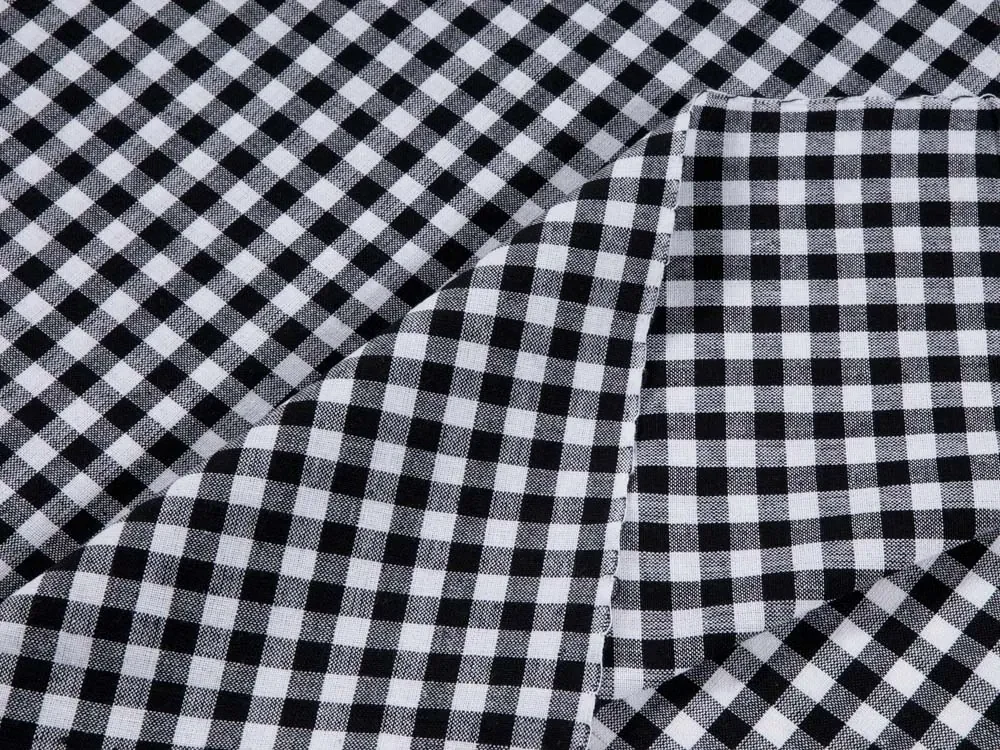 Biante Bavlnený štvorcový obrus Olivia OL-015 Čierno-biela kocka malá 110x110 cm