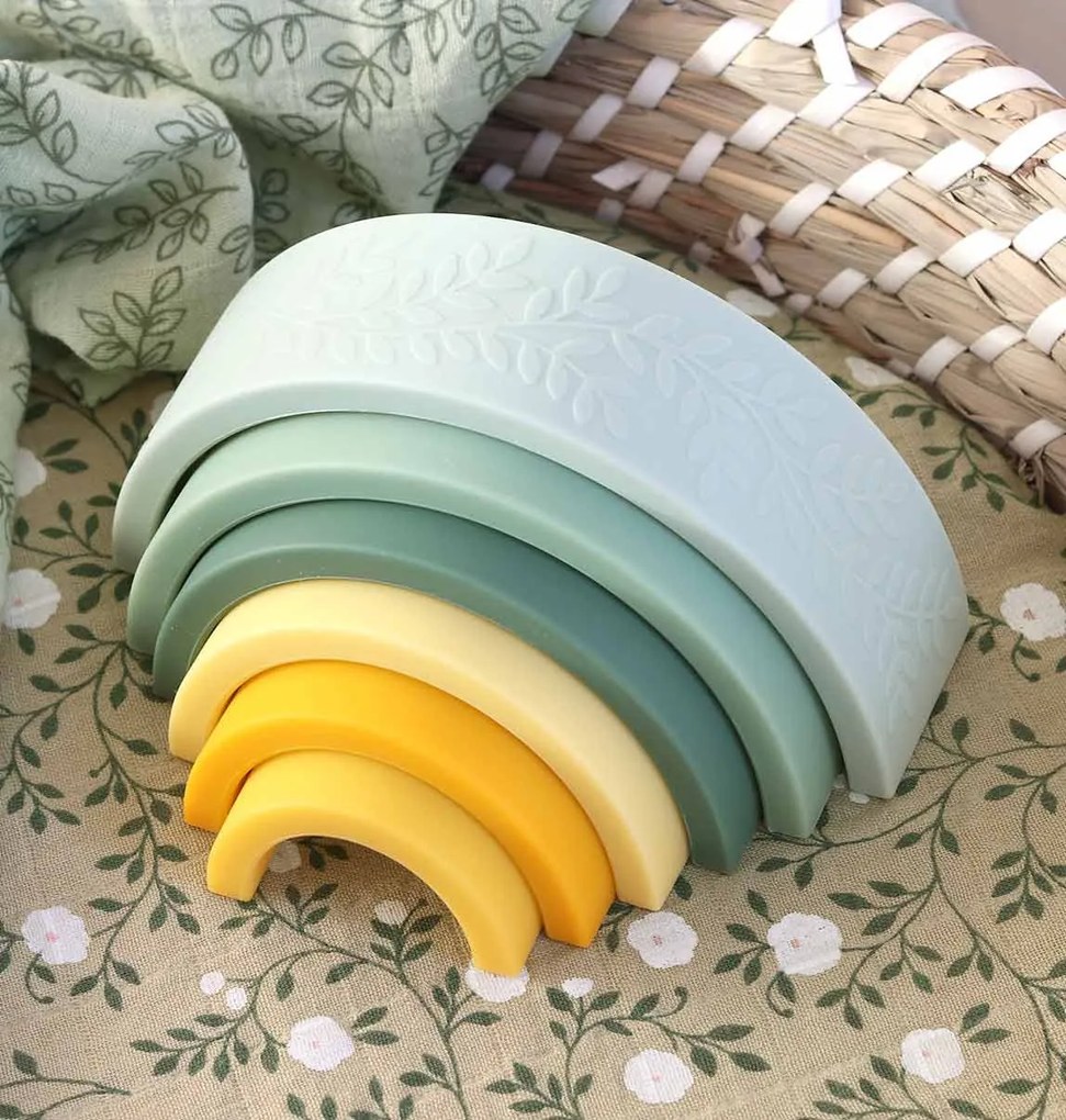 A Little Lovely Company - montessori stohovacia dúha - zelená a žltá