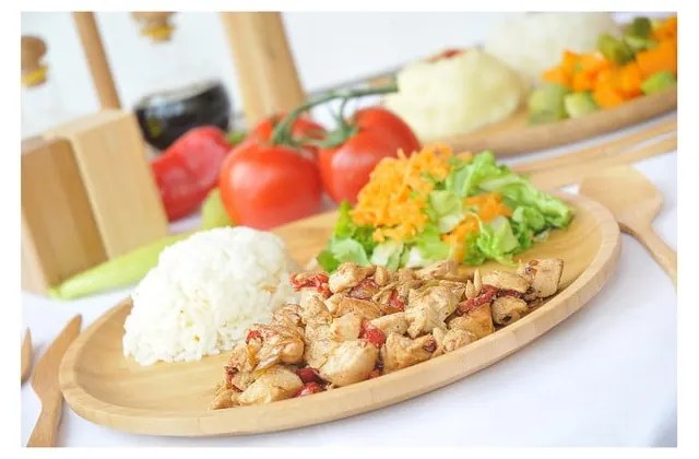 Bambusový servírovací podnos Bambum Penne, ⌀ 28 cm